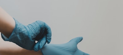 足球转会新闻，球员手持新球衣亮相